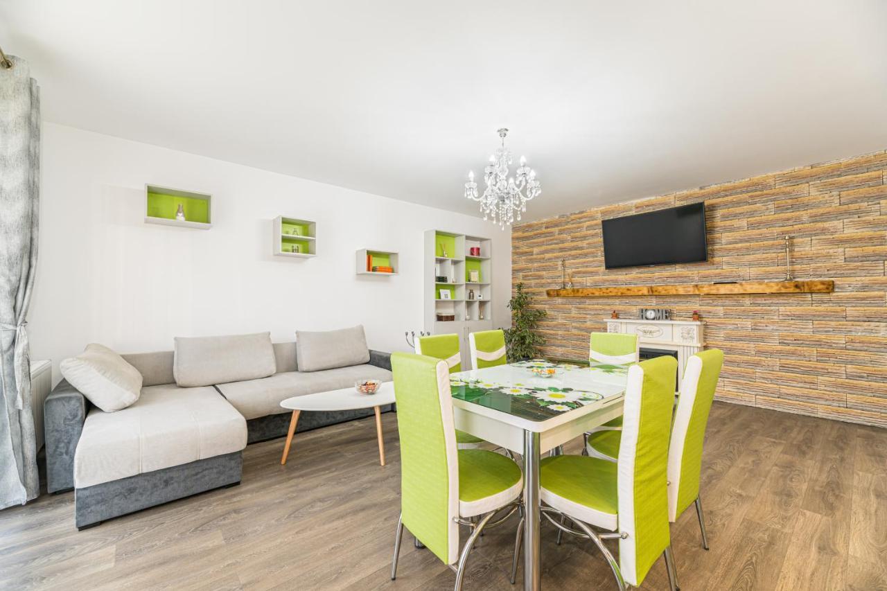 2 Narcis Apartment *